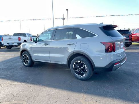 Used 2025 Kia Sorento S w/ Panoramic Sunroof Package image 3