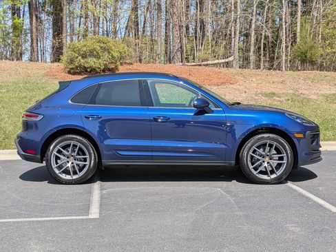 Certified 2025 Porsche Macan w/ Premium Package Plus AWD/4WD image 31