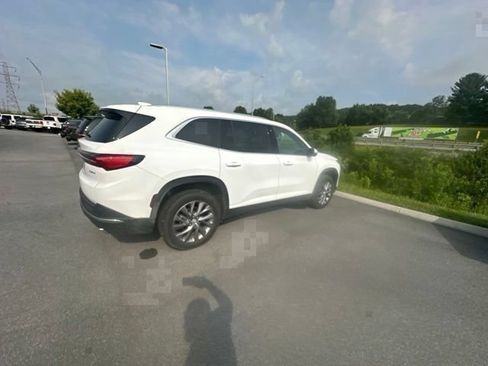 Used 2025 Buick Enclave Preferred AWD/4WD image 34