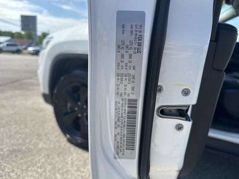 Used 2020 Jeep Cherokee Latitude Plus AWD/4WD image 18