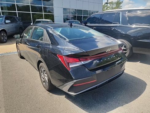 Used 2024 Hyundai Elantra SEL FWD image 3