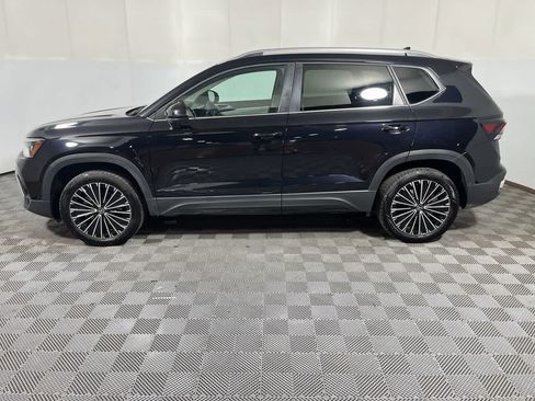 Used 2025 Volkswagen Taos SE FWD image 5