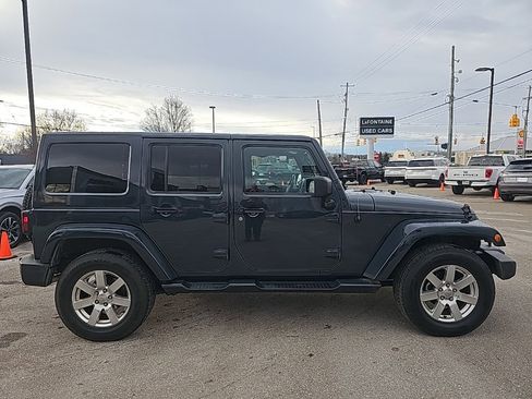 Used 2016 Jeep Wrangler Unlimited Sahara w/ Connectivity Group image 7