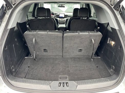Used 2022 Ford Explorer XLT w/ Equipment Group 202A image 7