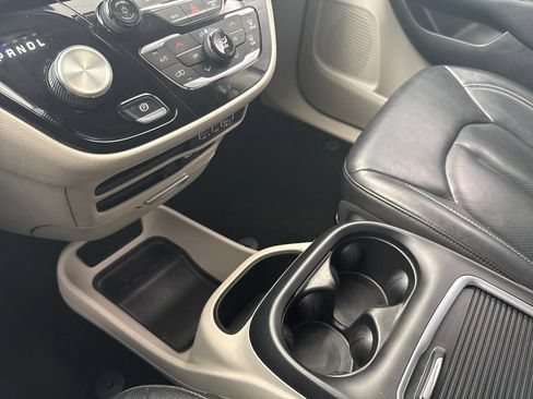 Used 2022 Chrysler Pacifica Touring-L FWD image 23