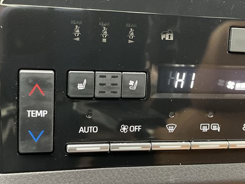 Used 2020 Toyota Avalon Limited image 23