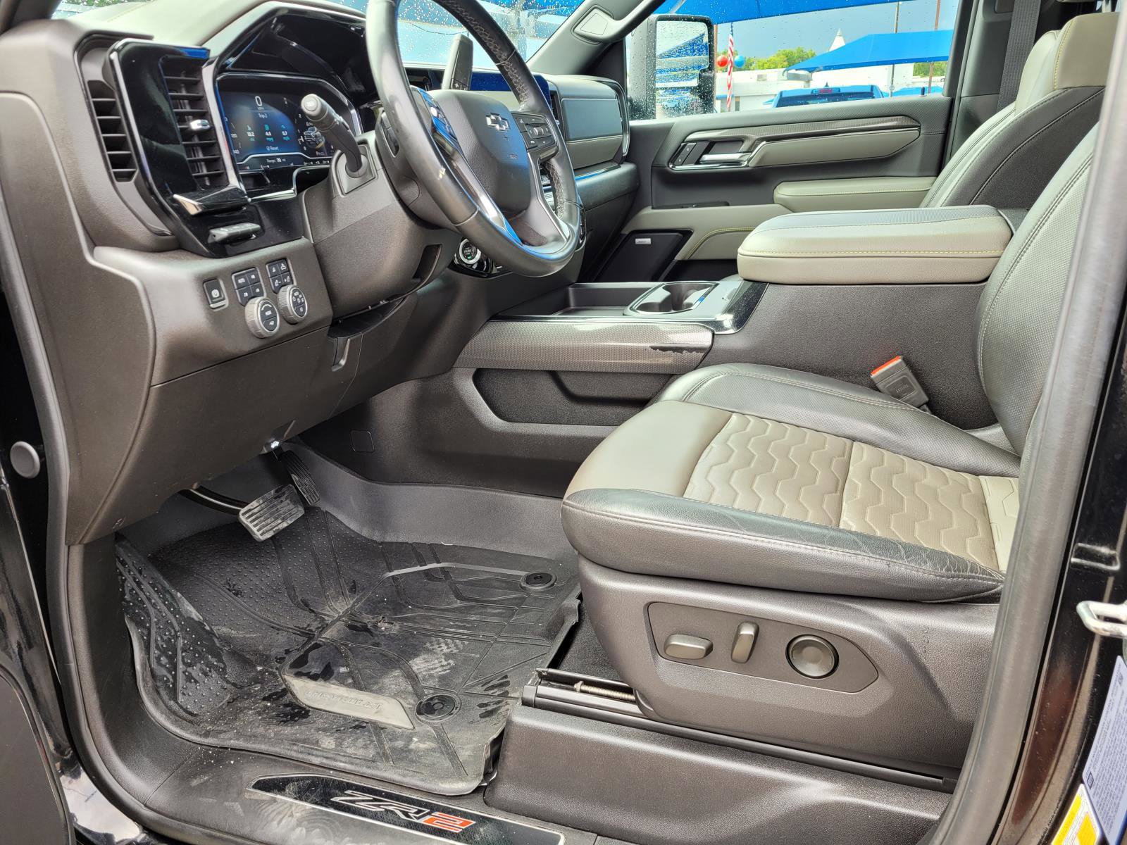 Used 2025 Chevrolet Silverado 2500 ZR2 w/ Technology Package AWD/4WD image 2