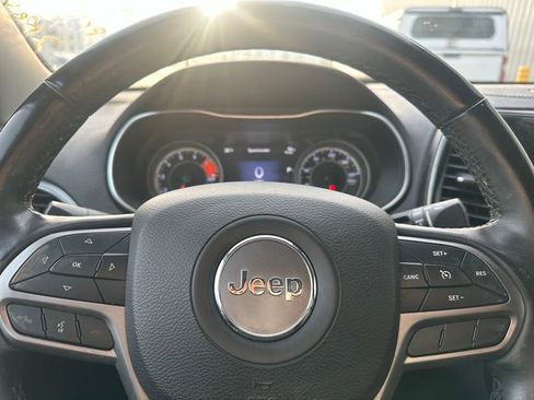 Used 2019 Jeep Cherokee Limited image 9