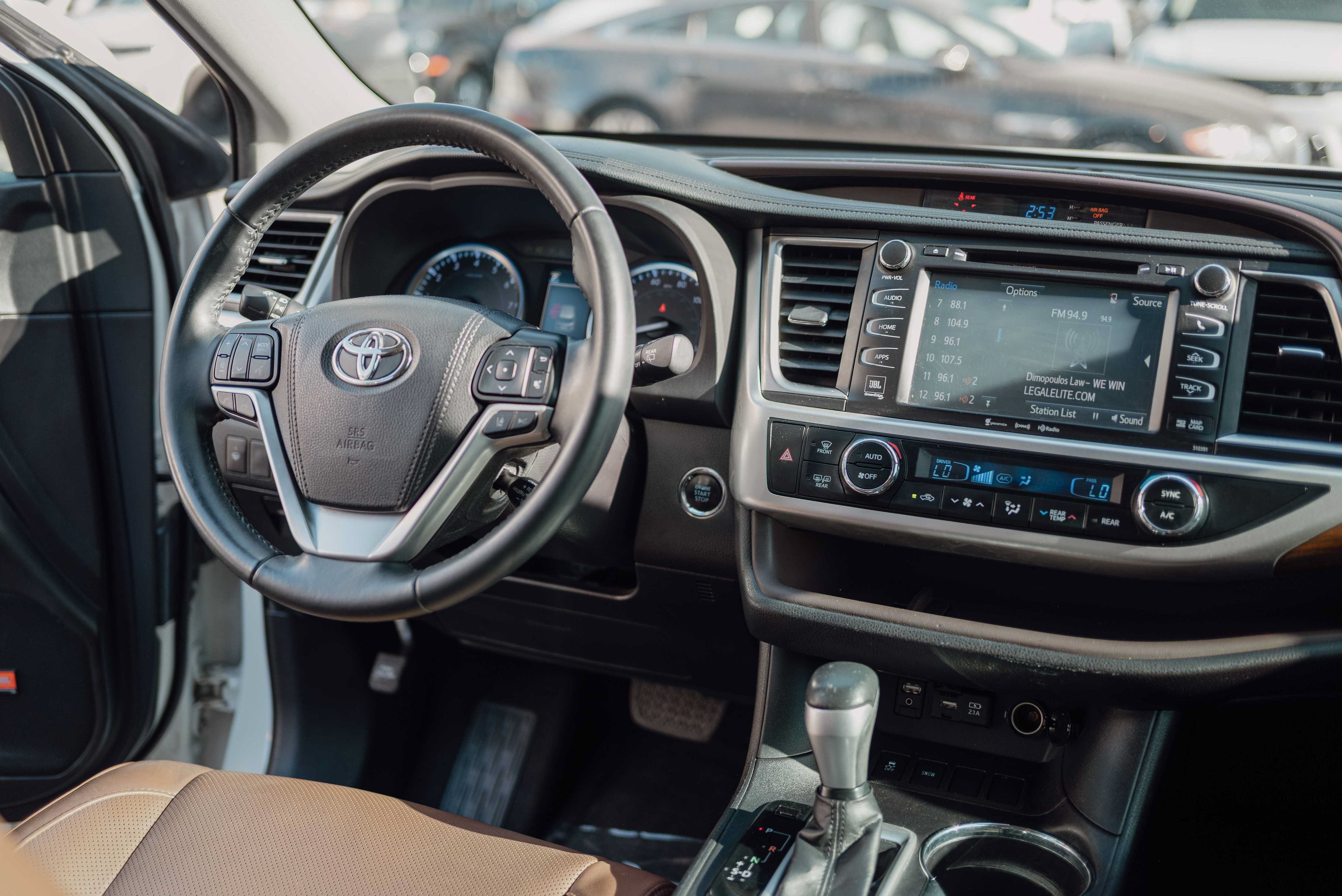 Used 2019 Toyota Highlander Limited w/ Carpet Mat Package (TMS) FWD image 8