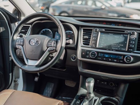 Used 2019 Toyota Highlander Limited w/ Carpet Mat Package (TMS) FWD image 8