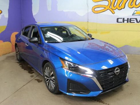 Used 2025 Nissan Altima 2.5 SV FWD image 4