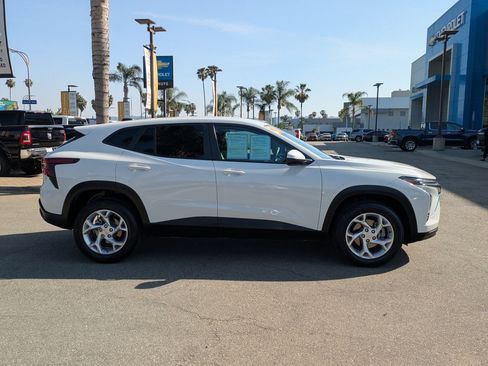 Used 2024 Chevrolet Trax LS w/ LS Convenience Package image 4