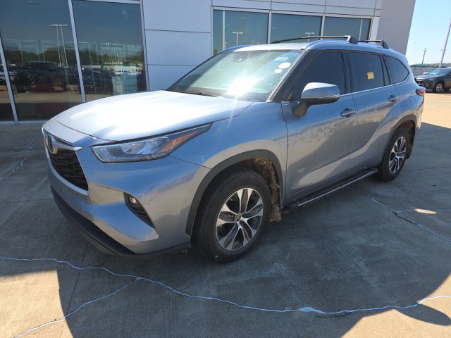 Used 2020 Toyota Highlander XLE FWD image 3