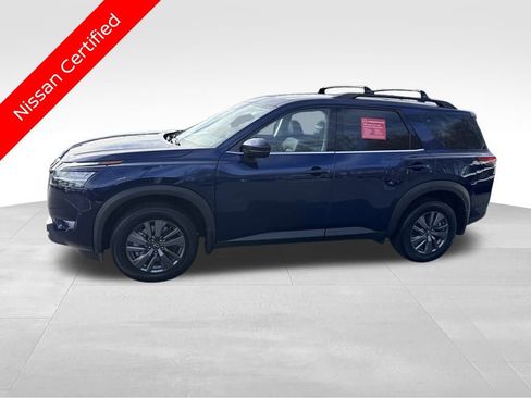 Used 2022 Nissan Pathfinder SV image 2