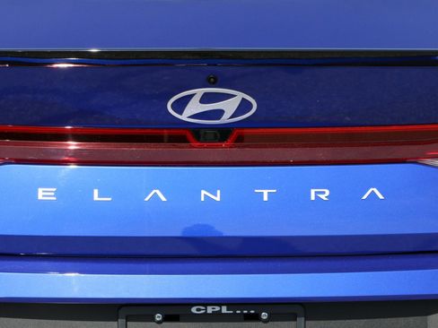 Used 2025 Hyundai Elantra Sport FWD image 5