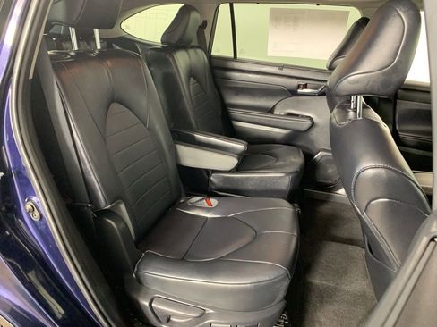 Used 2023 Toyota Highlander XLE AWD/4WD image 38
