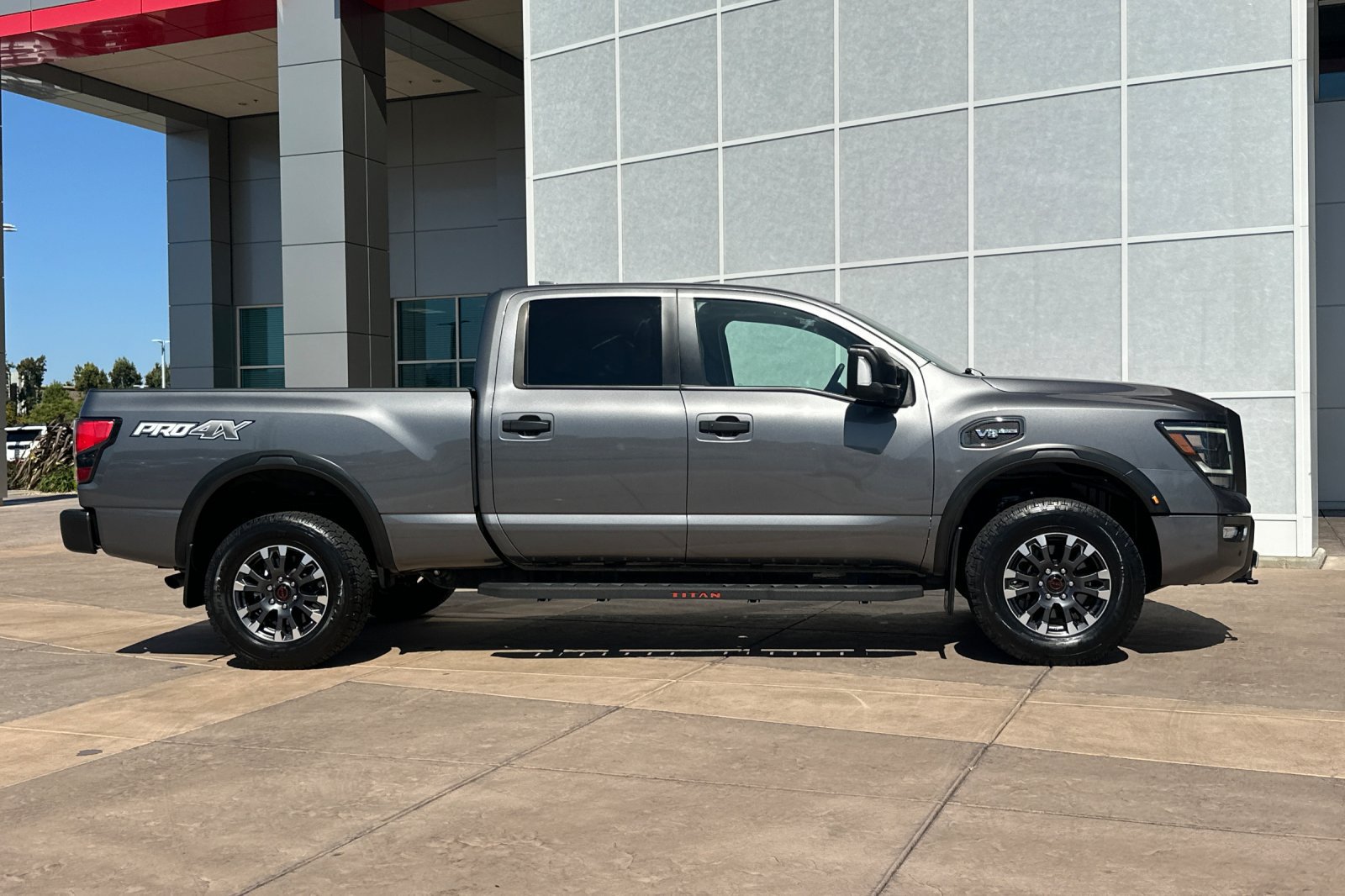 Used 2023 Nissan Titan PRO-4X w/ Pro-4x Convenience Package AWD/4WD image 3