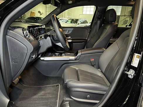 Used 2025 Mercedes-Benz GLB 250 4MATIC image 21