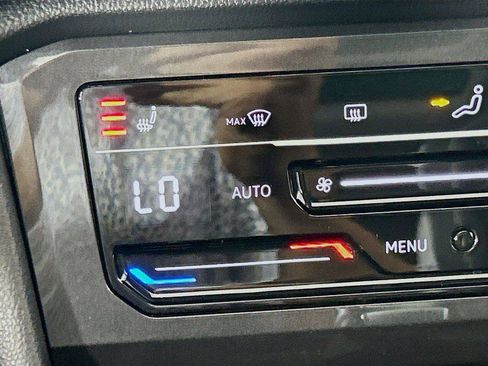 Certified 2024 Volkswagen Tiguan SE w/ Panoramic Sunroof Package AWD/4WD image 19