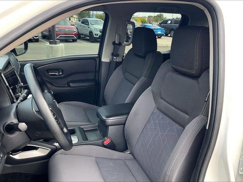 Used 2025 Nissan Frontier SV AWD/4WD image 8