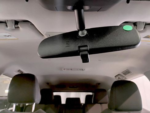 Used 2021 Toyota Highlander L image 35