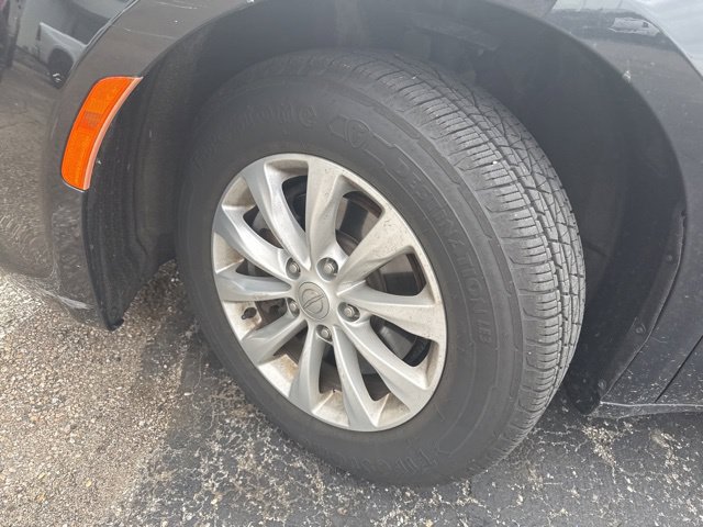 Used 2018 Chrysler Pacifica Touring-L FWD image 12