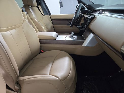 New 2025 Land Rover Range Rover SE image 3