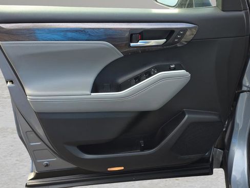 Used 2021 Toyota Highlander Platinum image 9