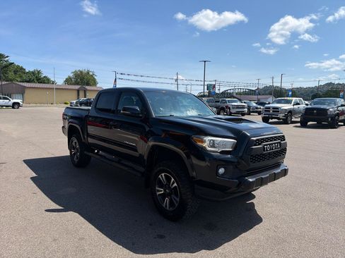 Used 2018 Toyota Tacoma TRD Sport AWD/4WD image 3