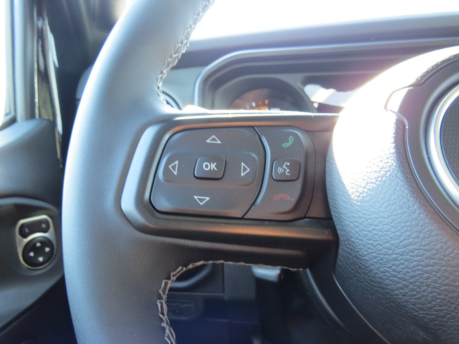 Used 2025 Jeep Gladiator Mojave AWD/4WD image 16