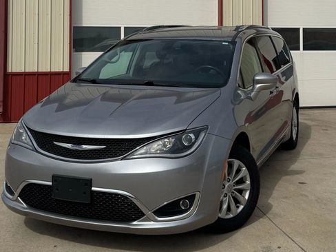 Used 2019 Chrysler Pacifica Touring-L FWD image 3