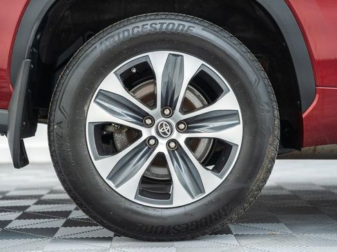 Used 2022 Toyota Highlander XLE AWD/4WD image 17