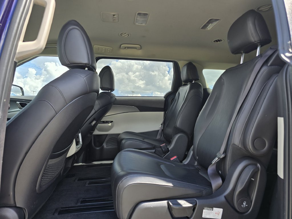 Certified 2022 Kia Carnival LX FWD image 16