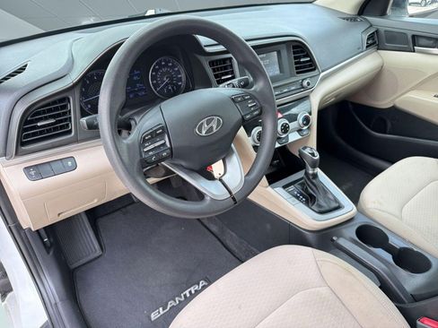 Used 2019 Hyundai Elantra SE FWD image 4