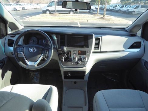 Used 2016 Toyota Sienna L image 9
