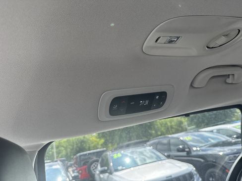 Used 2024 Chrysler Pacifica Touring-L FWD image 29