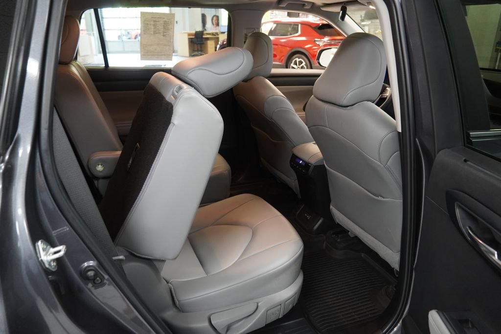 Used 2024 Toyota Highlander XLE AWD/4WD image 24