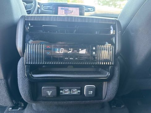 Used 2024 Jeep Wagoneer L Series II RWD image 20