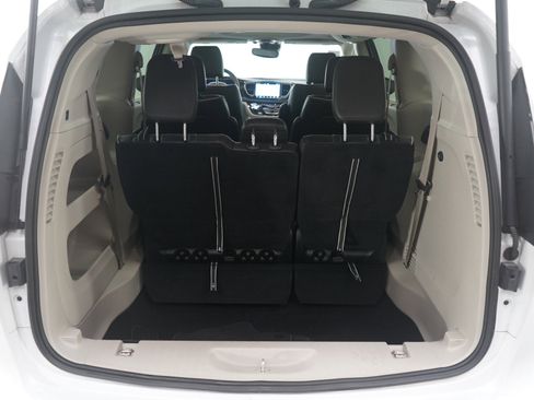 Used 2024 Chrysler Pacifica Limited image 18