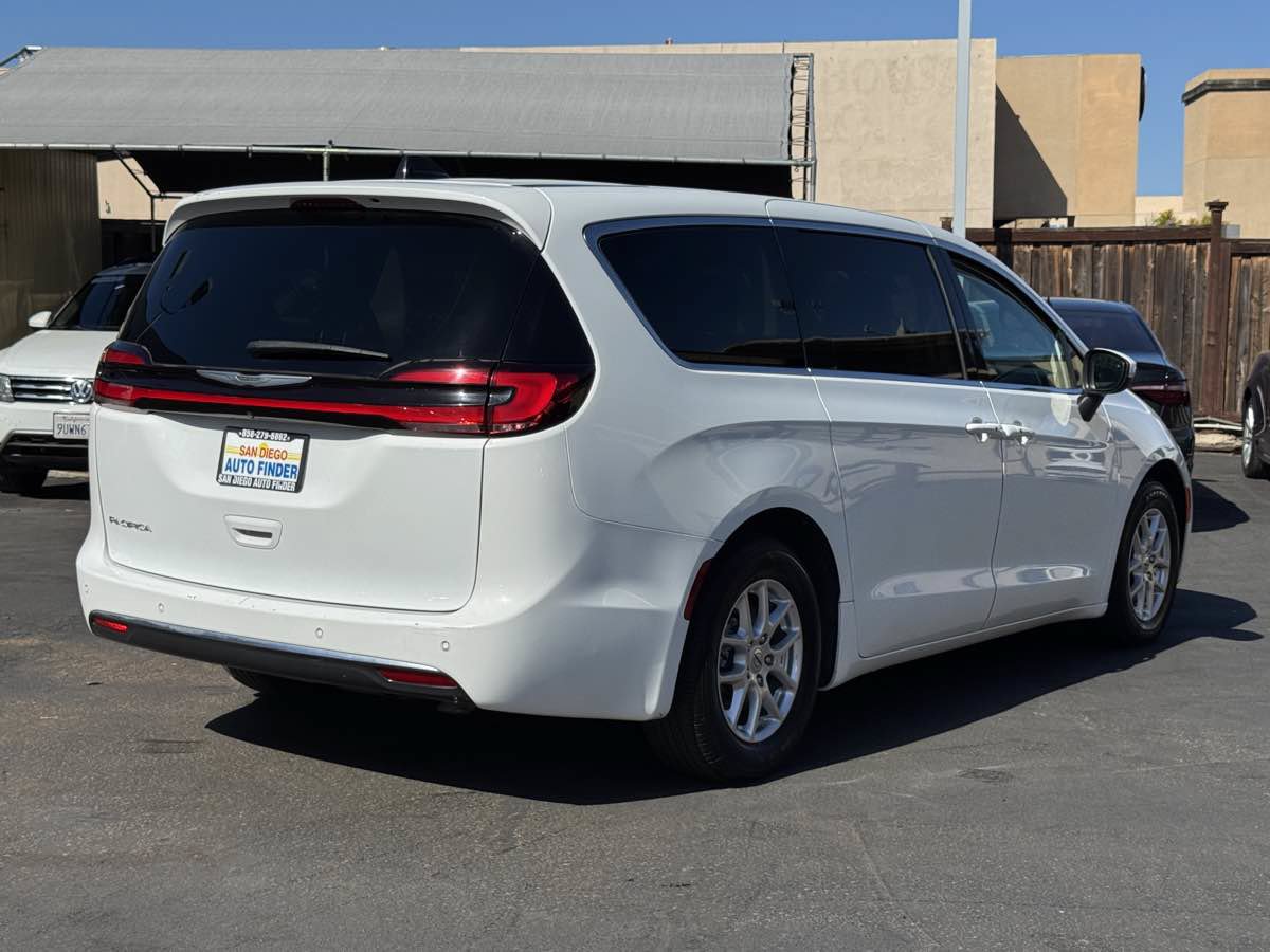Used 2023 Chrysler Pacifica Touring-L FWD image 13
