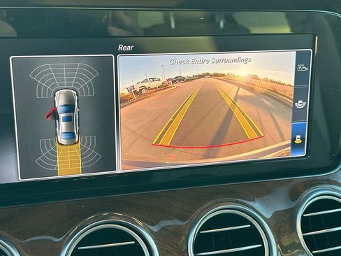 Used 2018 Mercedes-Benz E 300 4MATIC image 17