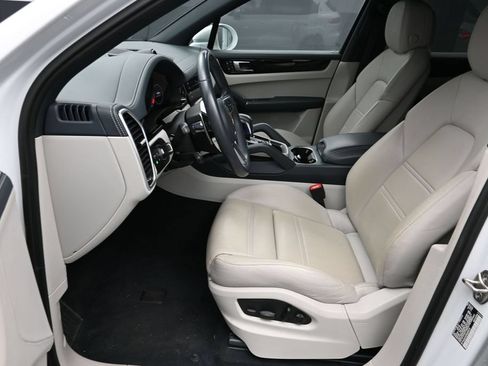 Certified 2023 Porsche Cayenne AWD/4WD image 5