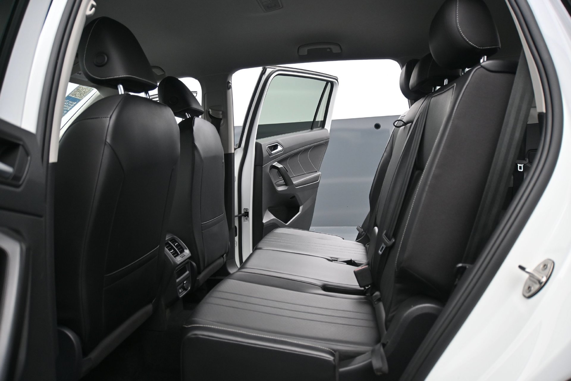 Used 2022 Volkswagen Tiguan SE FWD image 17