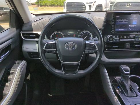 Used 2022 Toyota Highlander XLE FWD image 16
