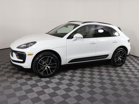 Used 2025 Porsche Macan image 2