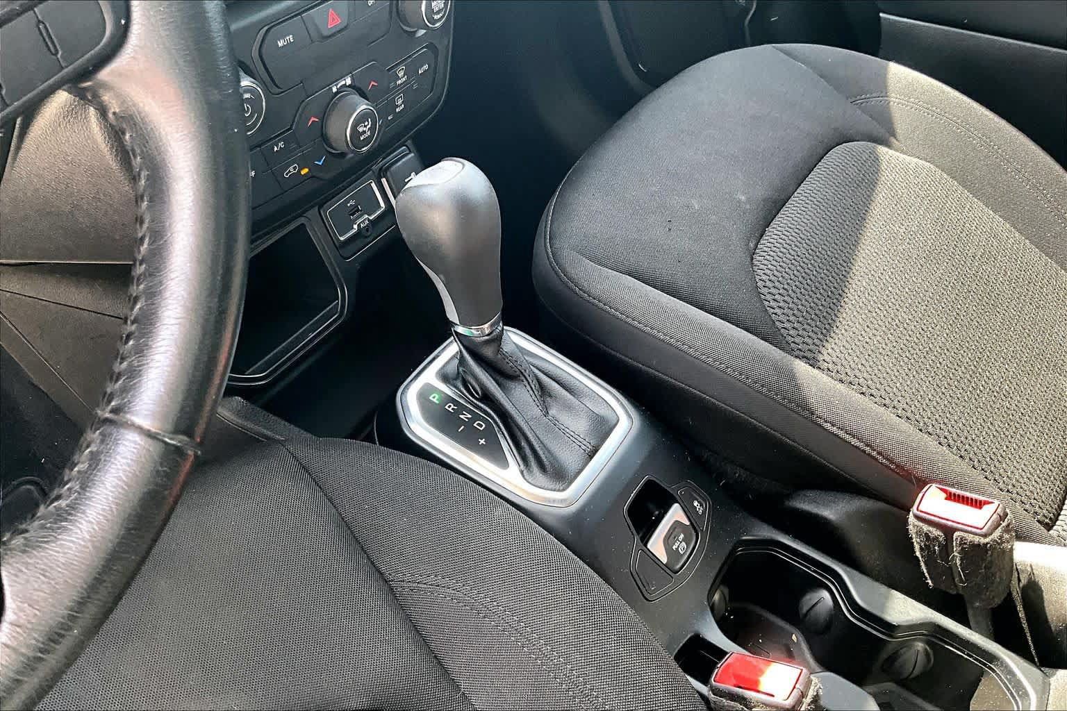 Used 2018 Jeep Renegade Altitude FWD image 15