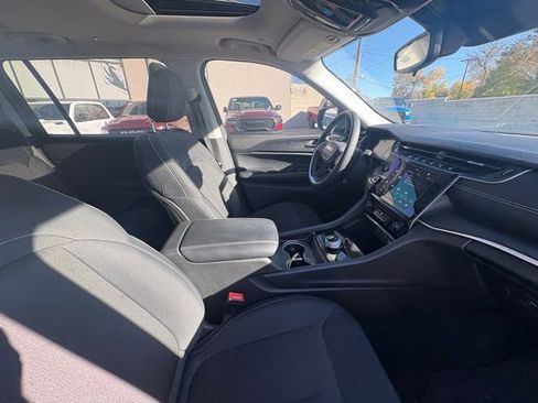 Used 2024 Jeep Grand Cherokee L Laredo image 18