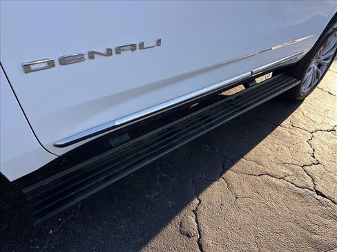 Used 2023 GMC Yukon Denali image 13