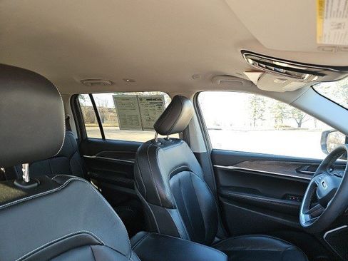 Used 2023 Jeep Grand Cherokee L Limited w/ Black Appearance Package image 13