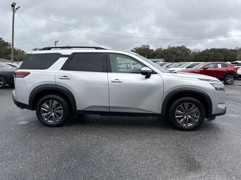 Used 2025 Nissan Pathfinder SV image 6